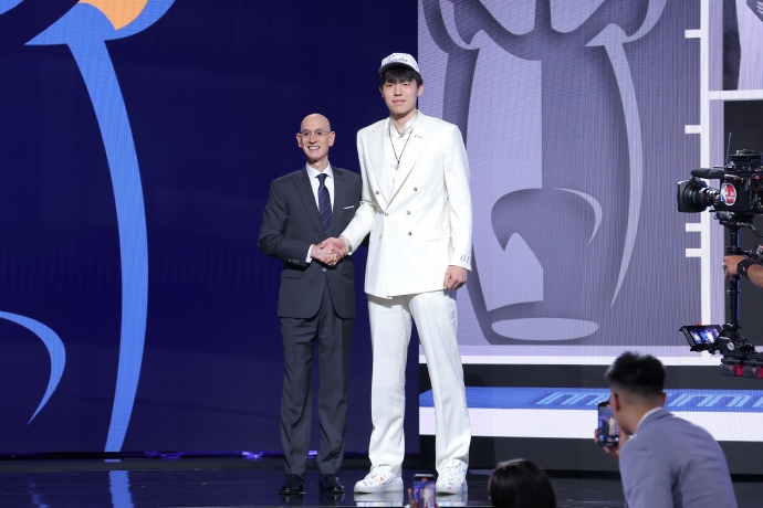 杨瀚森首轮 16 顺位被开拓者选中，成中国第三位 NBA 首轮秀